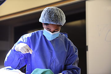Surgeon in skills lab