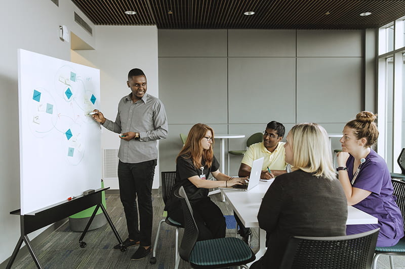 People are in discussion during a meeting at CBMI