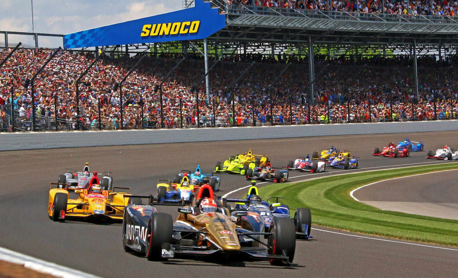 cars racing in the indianapolis 500