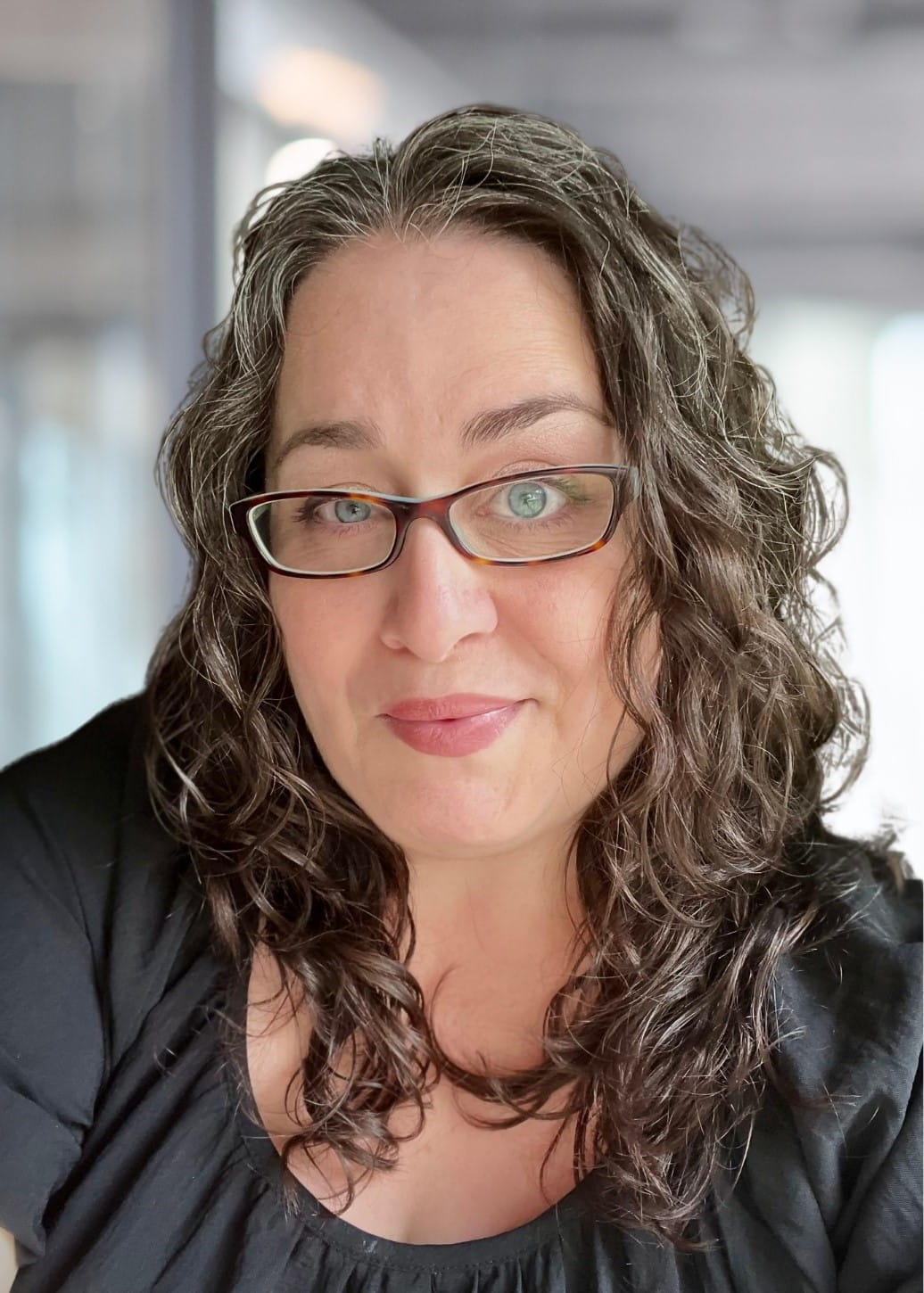 julia banks has wavy hair and glasses