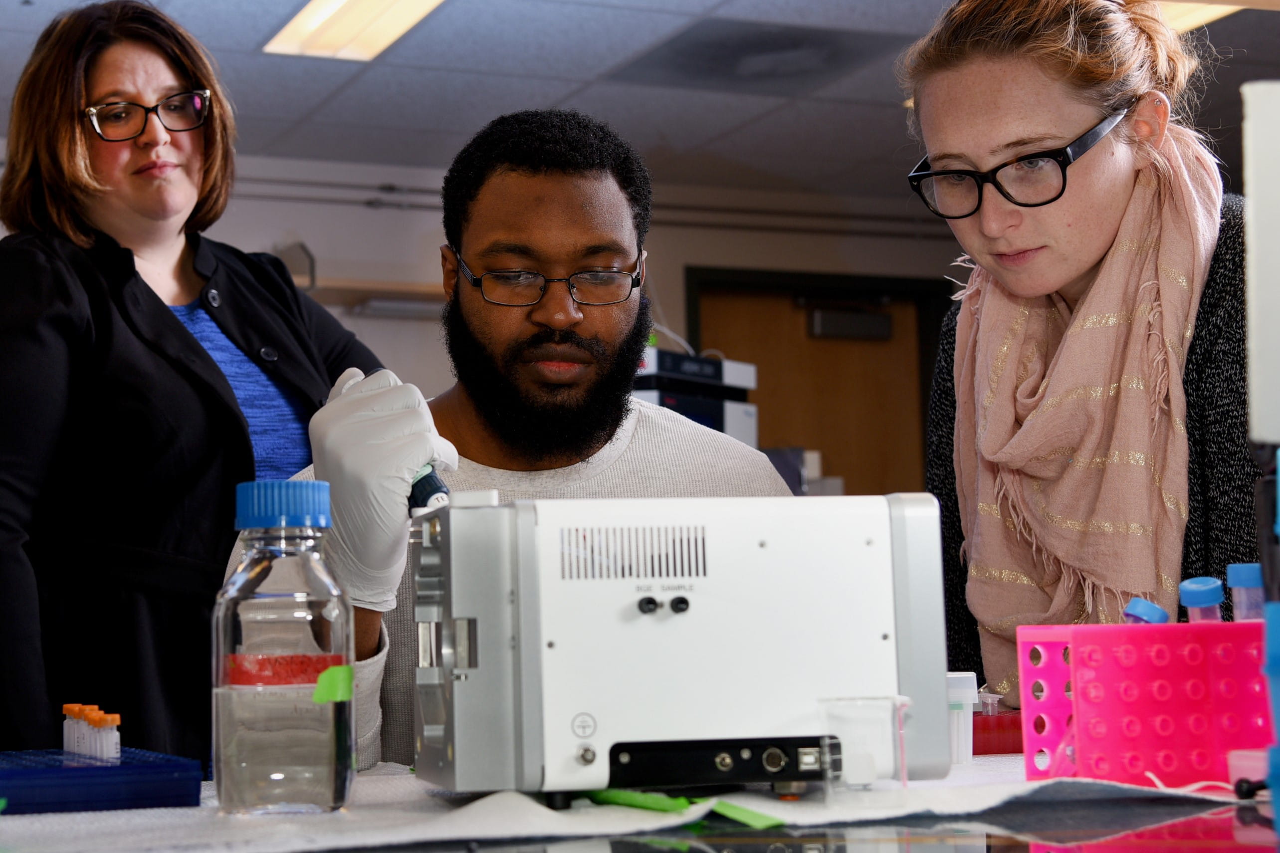 dr. mosley and two students at work in her lab